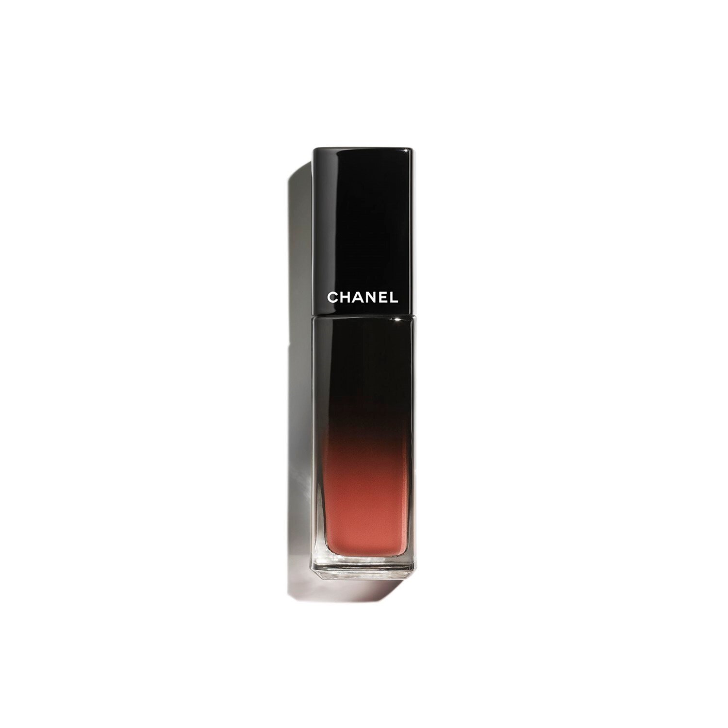 LA BARRA DE LABIOS LÍQUIDA BRILLANTE DE LARGA DURACIÓN